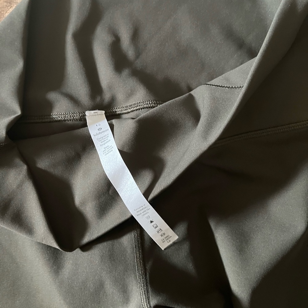 Lululemon crop pants. 29in ftop to bottom.  No tags but never worn.